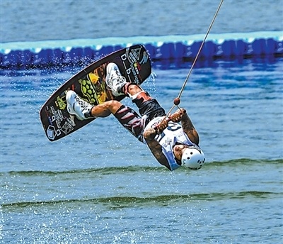 余爱好者, 回岸边重新, 引下进行水 余爱好者, 回岸边重新, 引下进行水